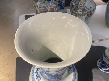 Un grand vase de forme 'yenyen' en porcelaine de Chine en bleu et blanc, Kangxi